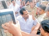 Parakala Prabhakar, TRS supporters, parakala prabhakar attacked by trs men, Visalandhra