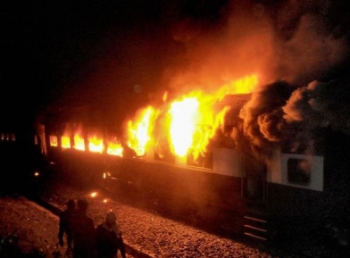 7 charred to death as train catches fire