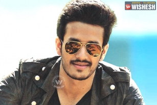 Akhil Interacts with Ranveer Singh and Hrithik Roshan