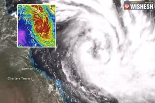 Powerful Cyclone Hits Australia&lsquo;s Tropical Northeast Coast