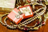 How to properly pack necklaces, jewellery packing tips, easy tips for safely packing jewellery, Travelling