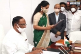 TRS, Kalvakuntla Kavitha minister, kalvakuntla kavitha takes oath as an mlc, Ap mlc