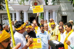 Kejriwal Backs Protesting TDP MPs In New Delhi