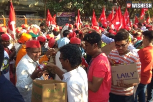 Kisan Long March: Mumbai Welcomes Farmers With Food And Flowers