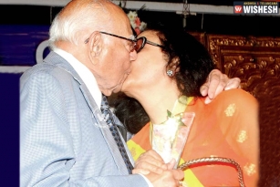 Lawyer Ram Jethmalani kisses Actress