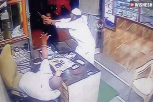 Physically challenged shopkeeper&rsquo;s lesson to goons