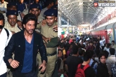 Delhi, SRK, srk travels by train to promote raees one killed in stampede, Travels