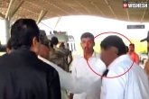 Siddaramaiah controversies, Siddaramaiah, caught on camera siddaramaiah slaps a congress worker, Congress party
