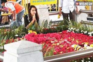 Actress Trisha Visits Jayalalithaa&rsquo;s Memorial