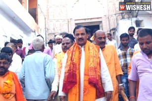 Union Minister Mahesh Sharma Visits Ayodhya, Says &quot;Not BJP&#039;s Political Agenda&quot;