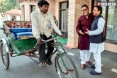 Akhilesh yadav, Lucknow, paytm ceo travels in rickshaw to up cm s residence, Lucknow
