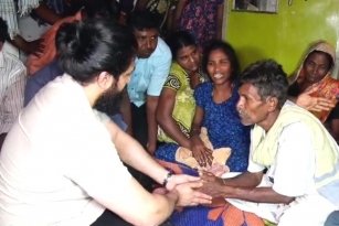 Yash meets the families of his fans who lost their lives