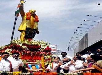 Rajiv Gandhi paid homage