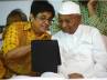 Anna Hazare, Anna Hazare, people misbehave with women journalists at jantar mantar, Misbehave