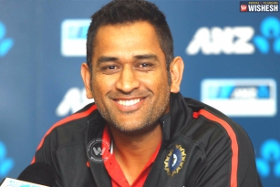 Dhoni signs his 1st deal outside India