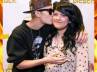 justin bieber chest, justin bieber touching breast, justin bieber gropes his fan, Ropes