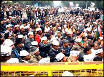 AAP protests outside BJP leader&#039;s residence