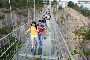 China&rsquo;s massive scary glass bridge threatens tourists