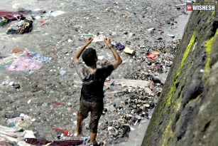 Money floats in Mumbai Sea