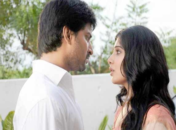 Does Yeto Vellipoyindi Manasu have the lip-lock?