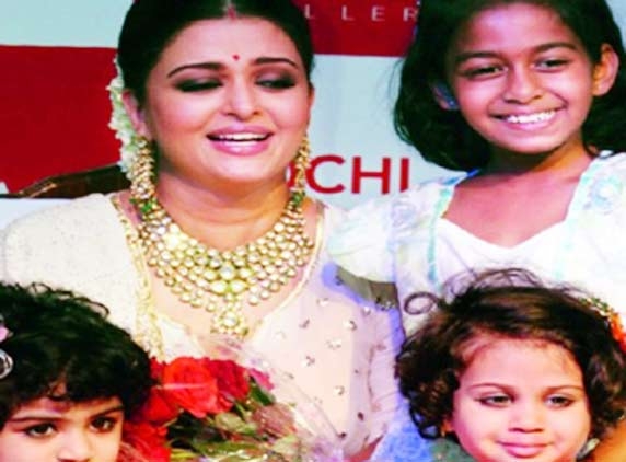 Aishwary Rai Bachchan inaugurates Kochi jewellery store