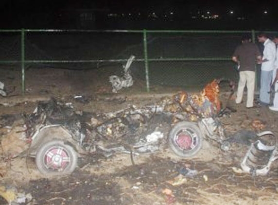 Suicide bombers blast at Karach, 5 killed