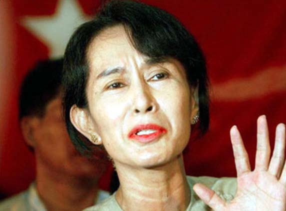 Suu Kyi steps into parliament