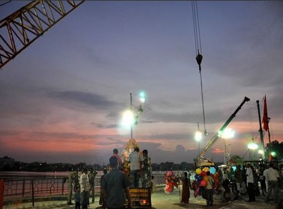 19 cranes on Tank Bund