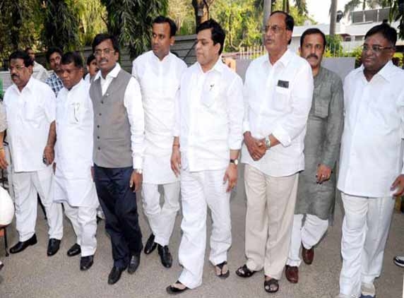 Is Sonia against T?: Politicking Wishesh