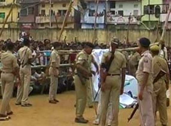 Protesters hurl slippers and chairs at Nitish