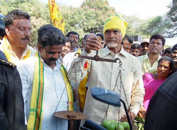 Vastunna Meekosam day 5 in Medak: Babu takes on YSR regime