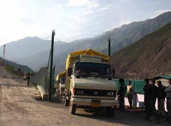 A kashmiri woman delivers in a Taxi