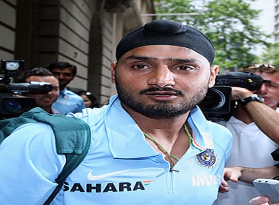 Cricketer Harbhajan Singh robbed on road, car damaged