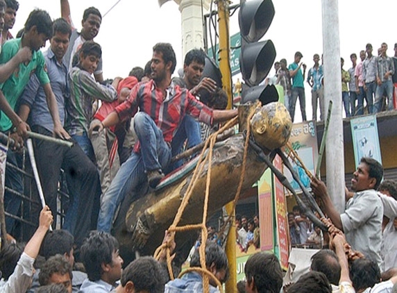 Angry Mobs Vent Out Anger On Statues