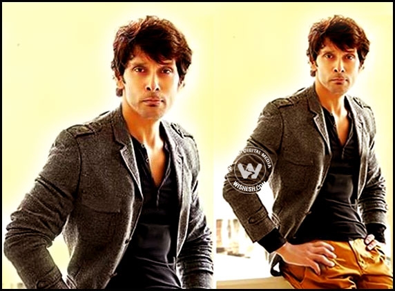 Vikram shocks with sculpted Manoharudu look