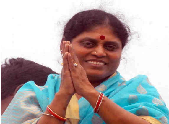 Vijayamma says, Jagan&#039;s innocence was proved in praja court