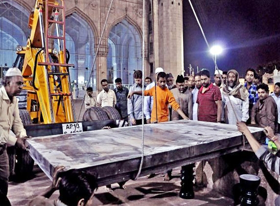 Takhat replacement at Mecca Masjid
