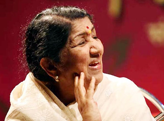 Lata Mangeshkar says she is keen on singing with Amitabh Bachchan...