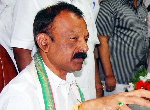 Raghuveera takes on Congress leaders for insulting YSR