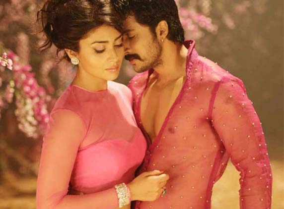 Hot Shriya turns deadly for 'Chandra'